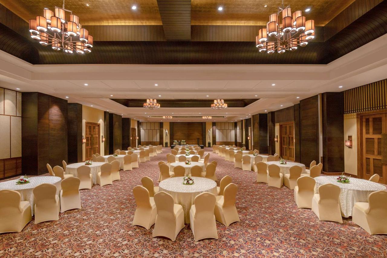 Radisson Blu Plaza Resort & Convention Centre Karjat Exterior foto The Royal Ballroom
