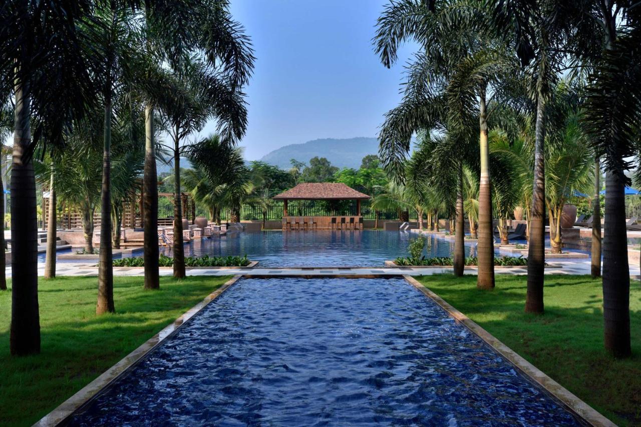 Radisson Blu Plaza Resort & Convention Centre Karjat Exterior foto The pool at the Anantara Golden Triangle Resort