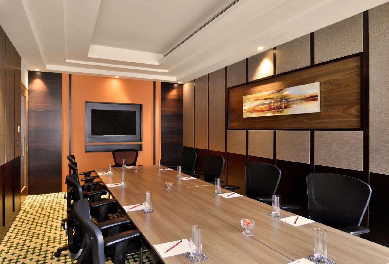 Radisson Blu Plaza Resort & Convention Centre Karjat Exterior foto Meeting room