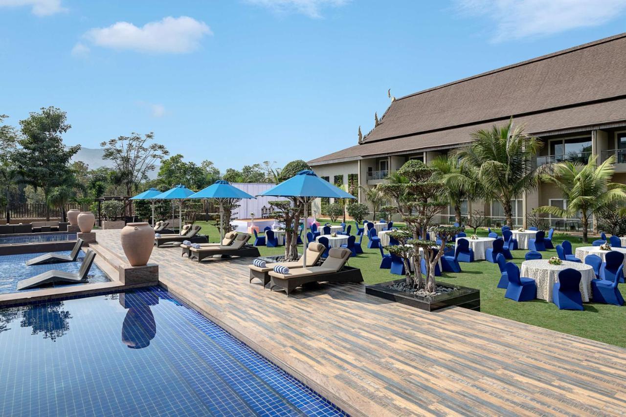 Radisson Blu Plaza Resort & Convention Centre Karjat Exterior foto The pool at the hotel