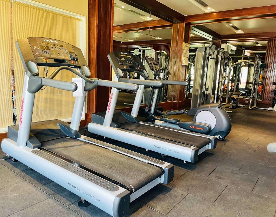 Radisson Blu Plaza Resort & Convention Centre Karjat Exterior foto Treadmills at a gym