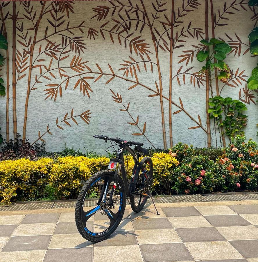 Radisson Blu Plaza Resort & Convention Centre Karjat Exterior foto A bicycle parked in front of a wall with a bamboo design
