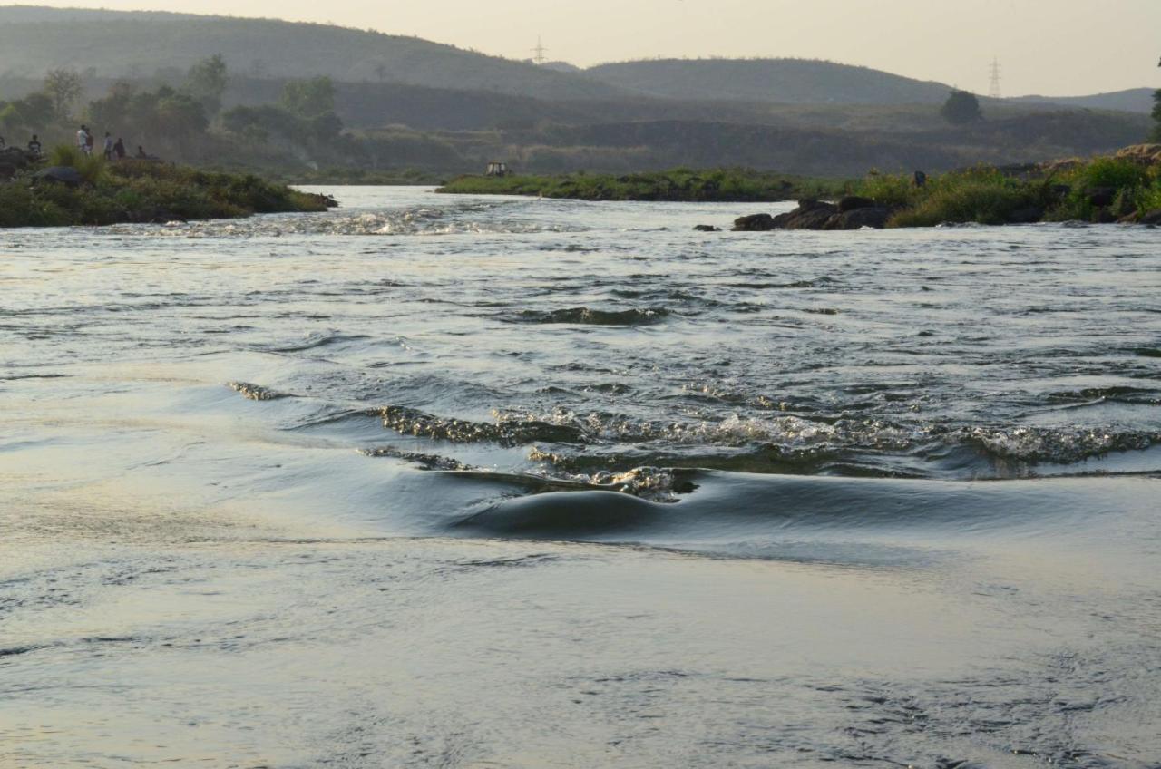 Radisson Blu Plaza Resort & Convention Centre Karjat Exterior foto The river at the end of the day