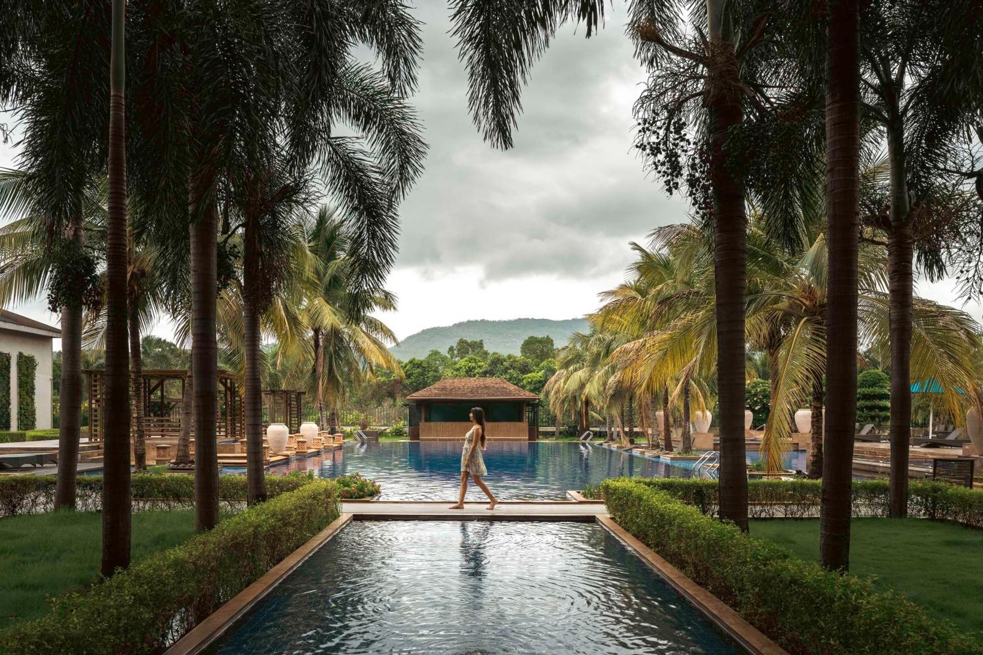 Radisson Blu Plaza Resort & Convention Centre Karjat Exterior foto The pool at the Anantara Golden Triangle Resort