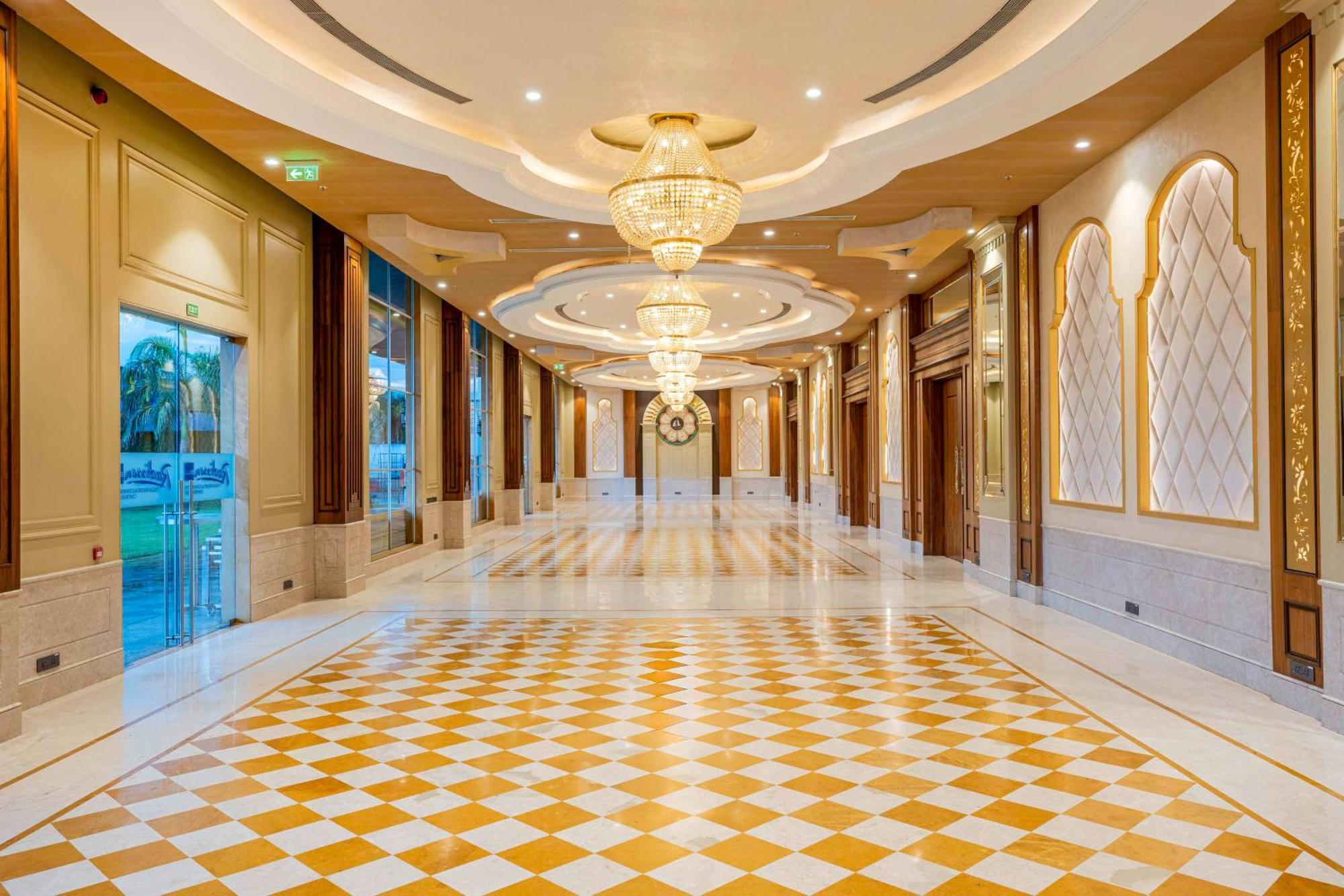 Radisson Blu Plaza Resort & Convention Centre Karjat Exterior foto The interior of the hotel