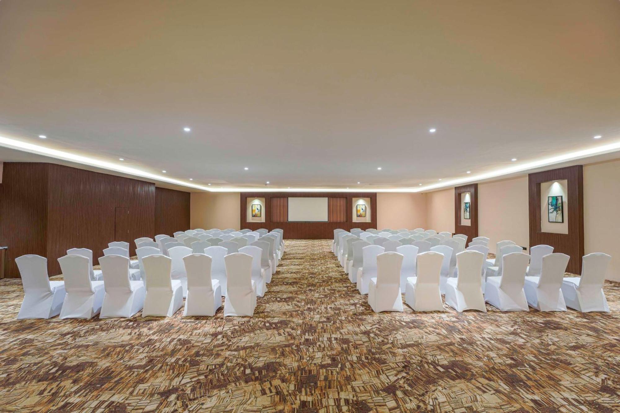 Radisson Blu Plaza Resort & Convention Centre Karjat Exterior foto The ballroom
