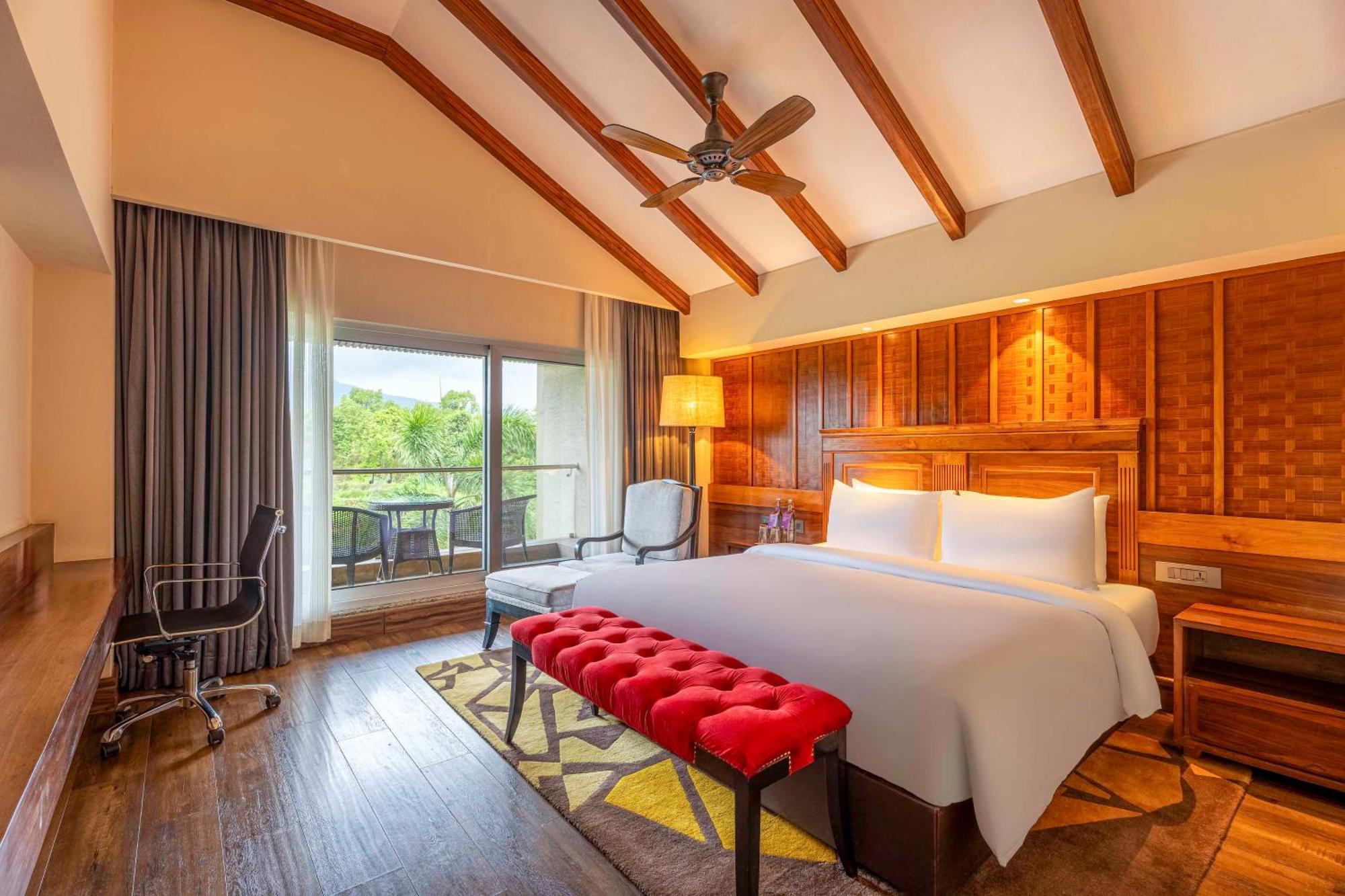 Radisson Blu Plaza Resort & Convention Centre Karjat Exterior foto Deluxe Room