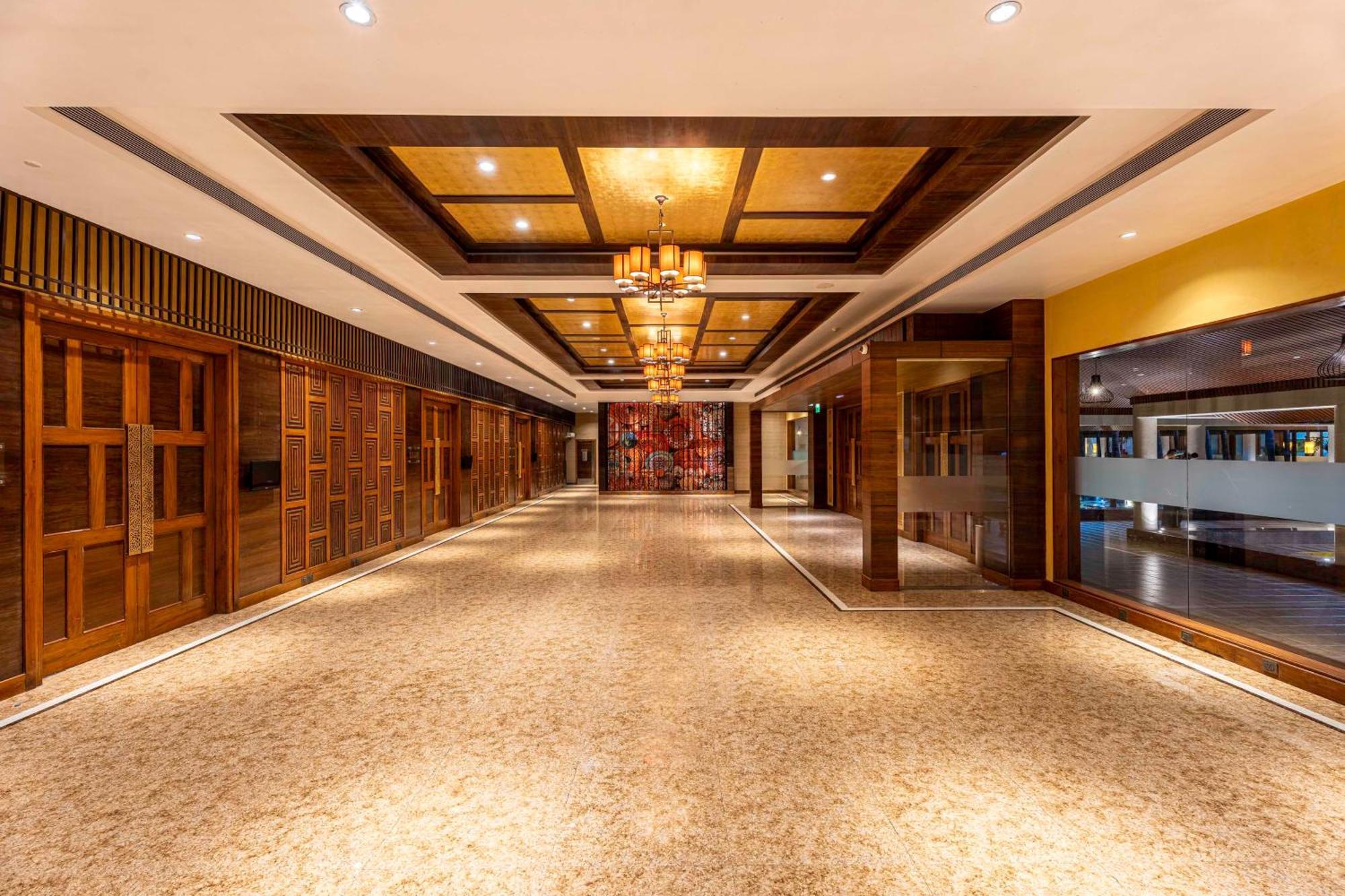 Radisson Blu Plaza Resort & Convention Centre Karjat Exterior foto The interior of the hotel