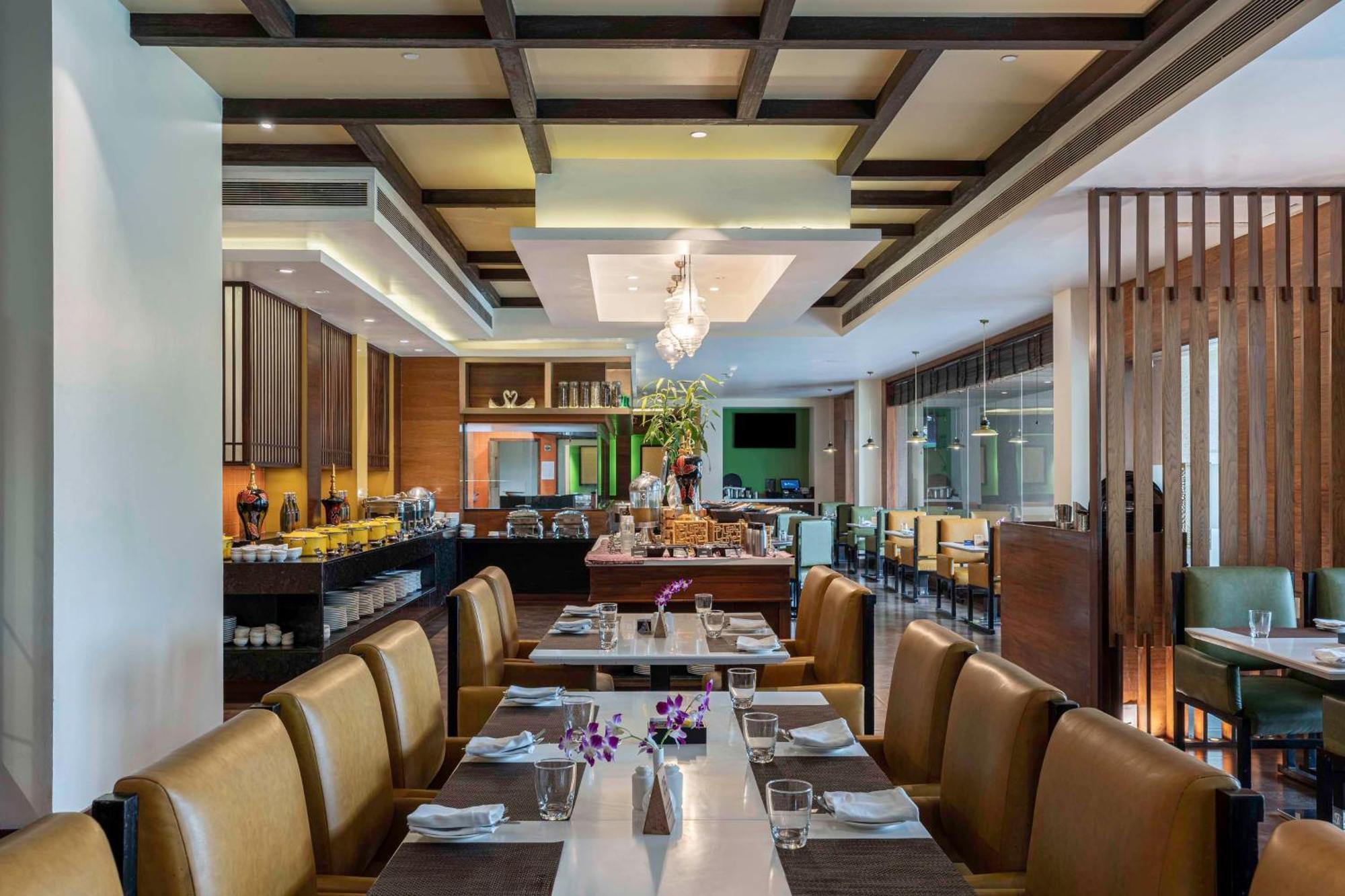 Radisson Blu Plaza Resort & Convention Centre Karjat Exterior foto The restaurant