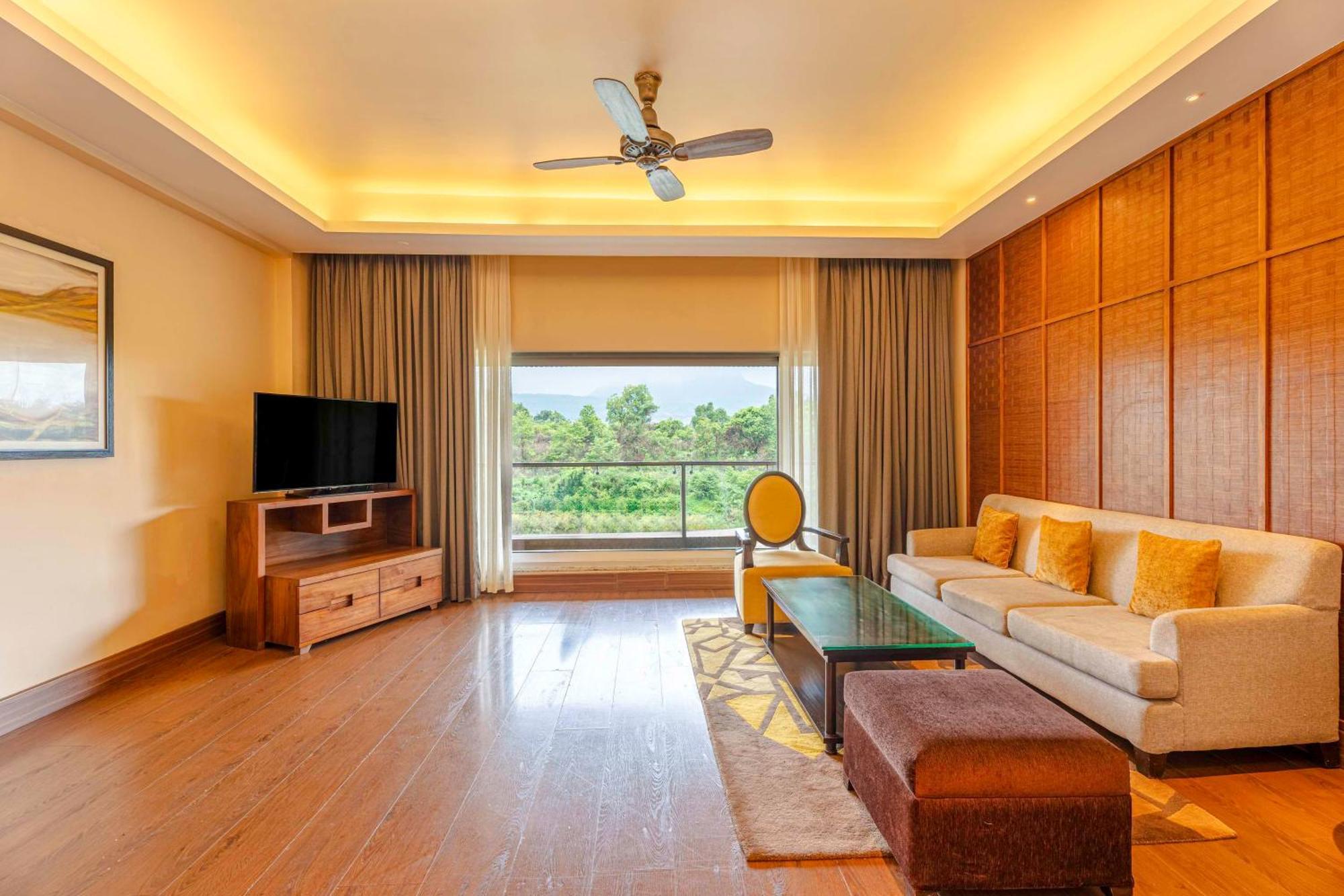 Radisson Blu Plaza Resort & Convention Centre Karjat Exterior foto Living room of a suite