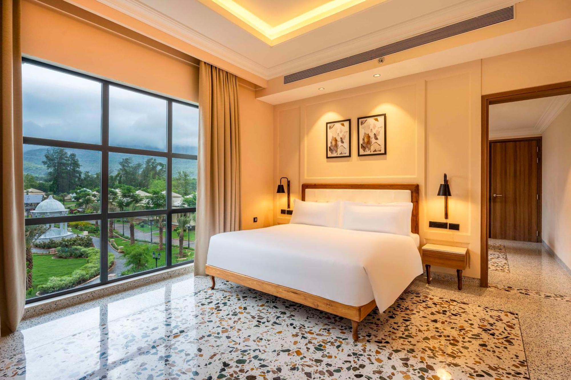 Radisson Blu Plaza Resort & Convention Centre Karjat Exterior foto A bedroom at the hotel