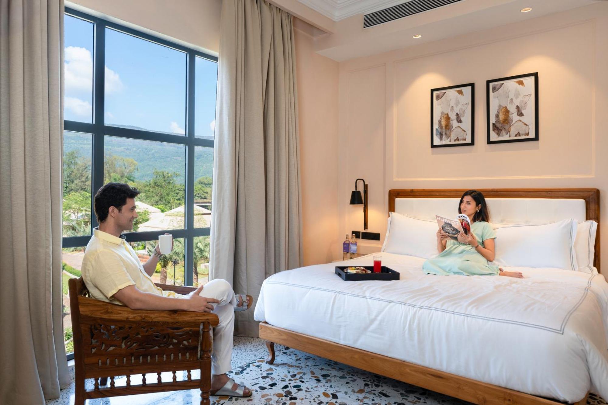 Radisson Blu Plaza Resort & Convention Centre Karjat Exterior foto A room at the hotel