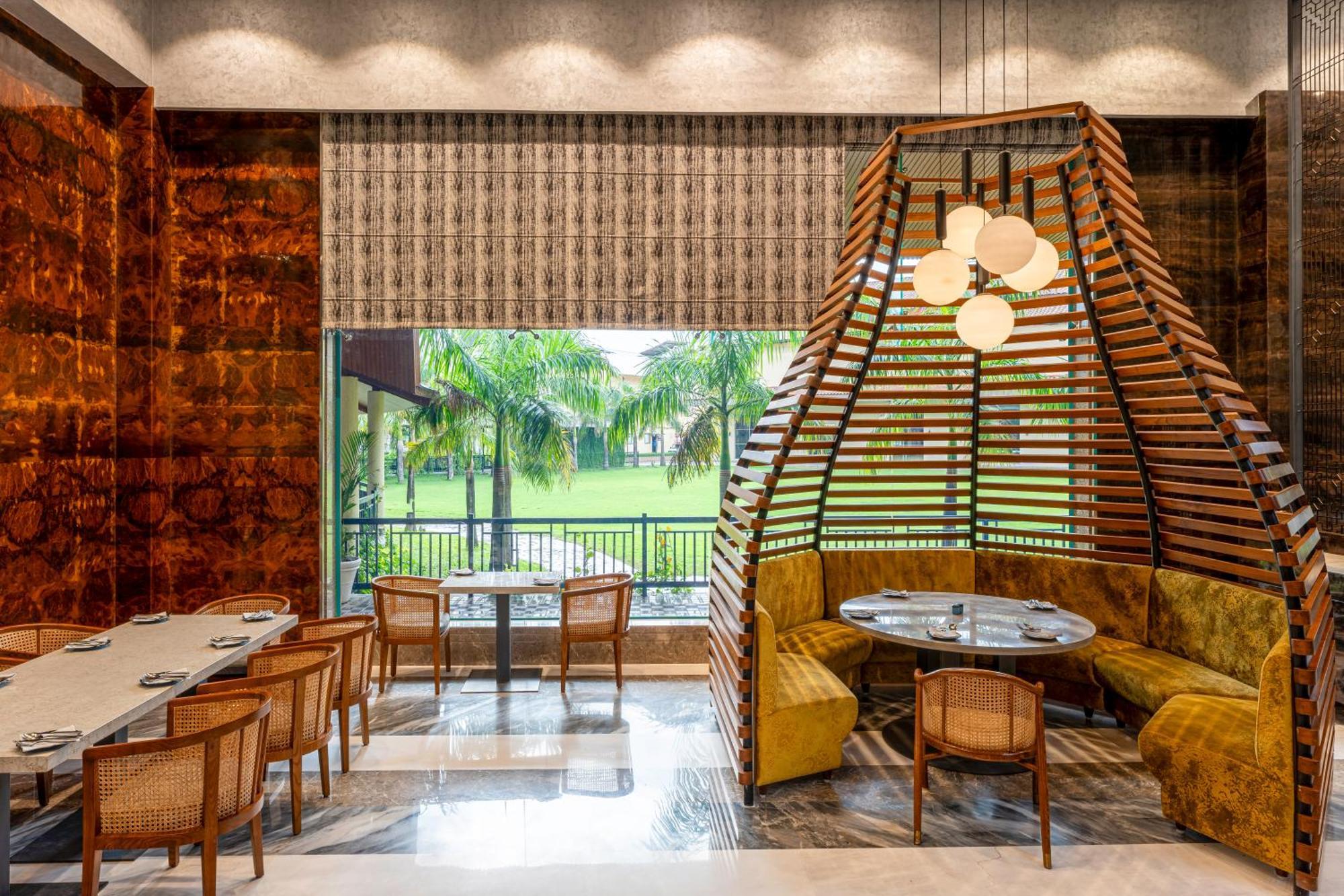 Radisson Blu Plaza Resort & Convention Centre Karjat Exterior foto The restaurant at the Taj Bengal
