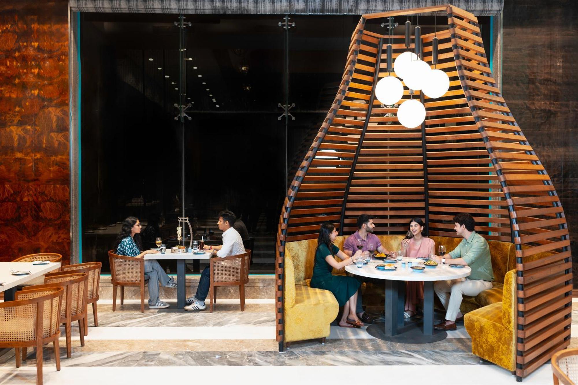 Radisson Blu Plaza Resort & Convention Centre Karjat Exterior foto The interior of the restaurant