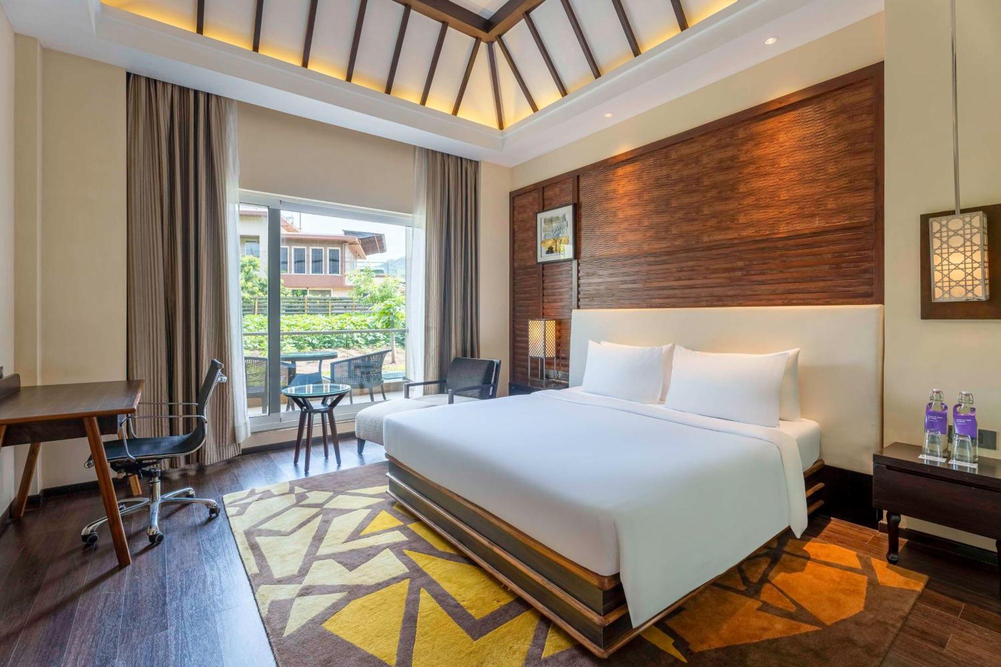 Radisson Blu Plaza Resort & Convention Centre Karjat Exterior foto Deluxe Room