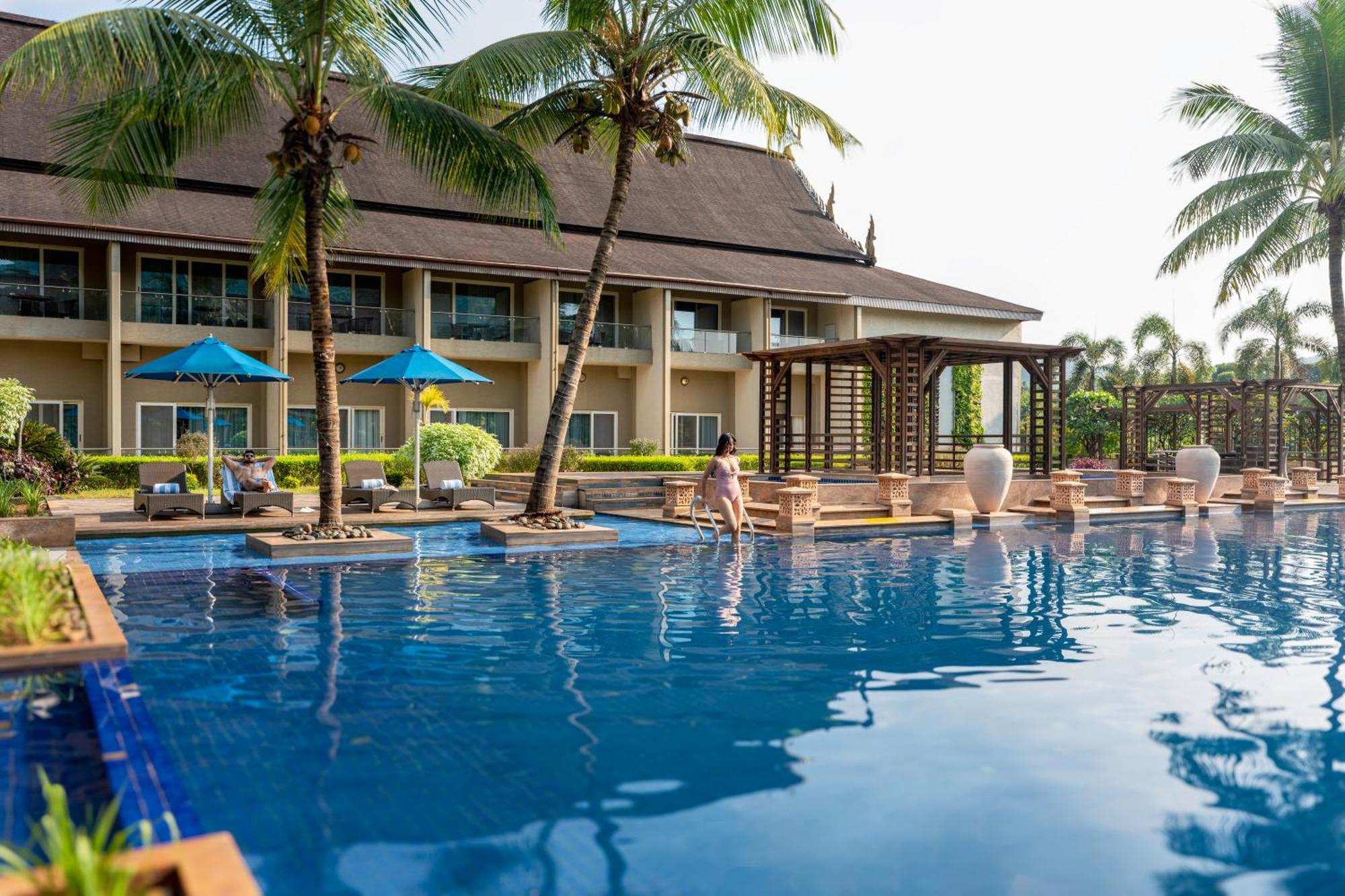 Radisson Blu Plaza Resort & Convention Centre Karjat Exterior foto The Royal